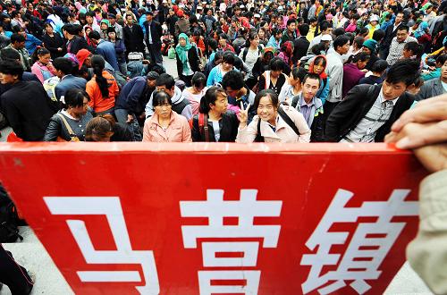9月5日,青海省民和回族土族自治縣的赴疆采棉工在車站準(zhǔn)備乘坐棉農(nóng)專列。新華社記者 侯德強(qiáng) 攝