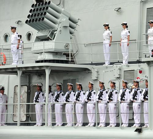 9月5日,中國海軍導(dǎo)彈驅(qū)逐艦哈爾濱艦抵達(dá)新加坡樟宜海軍基地。當(dāng)日,由導(dǎo)彈驅(qū)逐艦哈爾濱艦、導(dǎo)彈護(hù)衛(wèi)艦綿陽艦和綜合補(bǔ)給艦微山湖艦組成的中國海軍第十四批護(hù)航編隊(duì),從亞丁灣執(zhí)行長達(dá)6個(gè)月的護(hù)航任務(wù)后,在回國途中抵達(dá)新加坡進(jìn)行補(bǔ)給。新華社發(fā)(鄧智煒 攝)