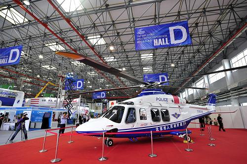 9月5日,北京市人民政府航空隊(duì)的AW139警用直升機(jī)在展廳內(nèi)做靜態(tài)展示。當(dāng)日,第二屆中國天津國際直升機(jī)博覽會(huì)在天津市濱海新區(qū)空港經(jīng)濟(jì)區(qū)中航工業(yè)直升機(jī)產(chǎn)業(yè)基地開幕。本屆直博會(huì)由天津市人民政府、中國航空工業(yè)集團(tuán)公司和中國人民解放軍總參謀部陸航部共同主辦,是我國目前唯一的國家級(jí)國際直升機(jī)專業(yè)展會(huì),吸引了來自30多個(gè)國家和地區(qū)的300家知名企業(yè)、政府組織和行業(yè)協(xié)會(huì)參展參觀。新華社記者 楊光 攝