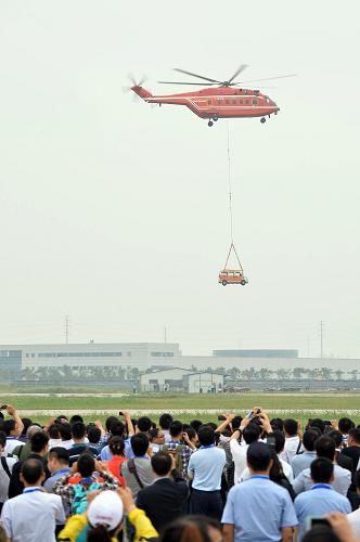 9月5日,在開幕式上,飛行員駕駛13噸重的AC313直升機(jī),模擬將交通事故中受損車輛吊離現(xiàn)場。新華社記者 李鑫 攝