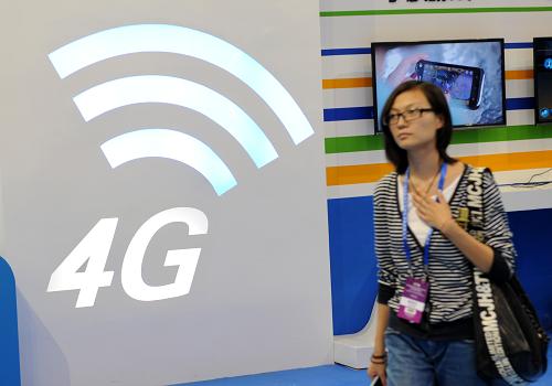9月5日,觀眾在4G移動通信技術展位參觀。新華社記者 孫參 攝