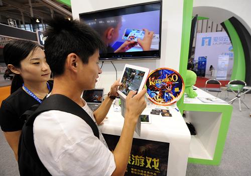 9月5日,在動漫游戲展區(qū),觀眾(右)在體驗一款不靠手指而靠身體運動感應操控的“體感游戲”。新華社記者 孫參 攝
