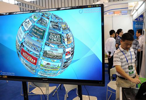 9月5日,觀眾在加拿大展團展位上參觀。新華社記者 孫參 攝