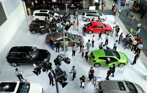 9月5日,在濟(jì)南舜耕會(huì)展中心,參觀者在汽車展臺(tái)看車。當(dāng)日,2013齊魯秋季車展在山東濟(jì)南拉開帷幕,此次車展為期四天,分濟(jì)南舜耕會(huì)展中心、濟(jì)南國際會(huì)展中心兩大展區(qū),云集了各主流汽車品牌,展區(qū)面積達(dá)6萬平方米。新華社記者 徐速繪 攝
