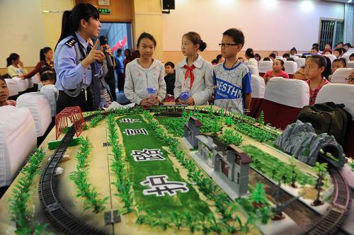 9月5日,貴陽鐵路公安處民警在向同學(xué)們講解鐵路安全知識(shí)。當(dāng)日,貴陽鐵路公安處民警來到貴陽市第十二中學(xué)開展安全宣傳活動(dòng),通過安全講座、現(xiàn)場講解等方式,向?qū)W生們介紹鐵路安全知識(shí)。為提高鐵路沿線群眾及中小學(xué)生愛路護(hù)路、遵紀(jì)守法的意識(shí),減少鐵路交通事故的發(fā)生,確保鐵路運(yùn)輸安全,貴陽鐵路警方從9月1日起至30日在貴州境內(nèi)開展鐵路沿線路外安全宣傳活動(dòng)。新華社記者 陶亮 攝