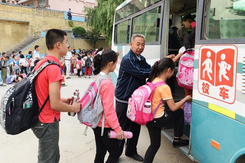 9月4日,張偉把放學(xué)回家的學(xué)生送上校車。新華社發(fā)(董乃德 攝)