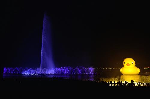 9月6日晚,大黃鴨在園博湖夜游,配合燈光的照射,與園博園夜場的音樂水舞秀節(jié)目相映成趣。當(dāng)日,大黃鴨正式亮相園博園,開啟首次京城之旅。新華社記者 李鑫 攝