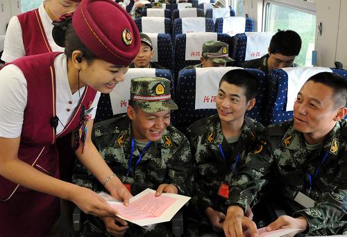9月6日,北京鐵路客運段京廣高鐵車隊深圳五組乘務(wù)員與新戰(zhàn)士交流,并送上祝福賀卡。當日,北京市懷柔區(qū)和平谷區(qū)新參軍入伍的70名新兵,乘北京鐵路客運段京廣高鐵車隊列車前往湖南。據(jù)了解,今年全國征兵時間由冬季調(diào)整至夏秋季,2013年新兵運輸工作從9月5日開始,至9月30日結(jié)束。為圓滿完成新兵運輸任務(wù),北京鐵路客運段乘務(wù)人員以高質(zhì)量的服務(wù),全力做好2013年新兵運輸工作。新華社記者 唐召明 攝