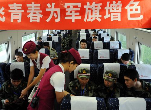 9月6日,新兵乘列車前往湖南。新華社記者 唐召明 攝