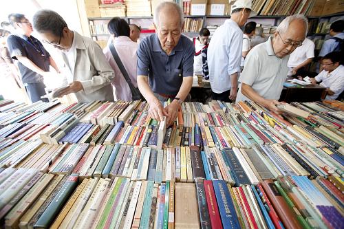 9月15日,讀者在2013北京國際圖書節(jié)上選購圖書。當日,為期7天的2013北京國際圖書節(jié)在北京奧林匹克公園中心區(qū)慶典廣場開幕。本屆國際圖書節(jié)以“美麗中國夢,精彩圖書節(jié)”為主題,設有15個主題展區(qū)、7個主題日活動等,并有十余萬種圖書與讀者見面。新華社發(fā)(趙冰 攝)