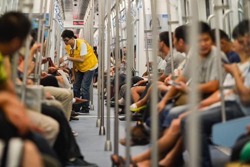 9月15日,志愿者在新開通的西安地鐵1號線車廂內(nèi)為市民服務(wù)。新華社記者 劉瀟 攝