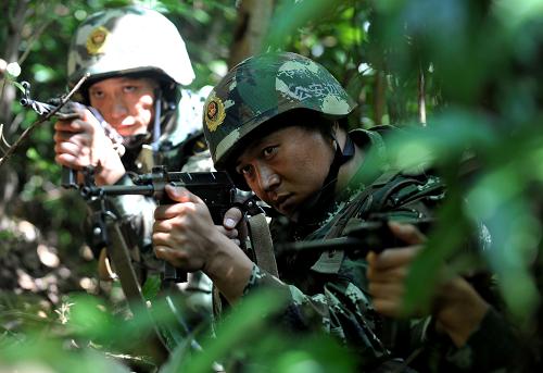 9月19日,云南德宏邊防支隊(duì)的官兵在位于中緬邊境盈江縣支那鄉(xiāng)的原始森林里設(shè)伏蹲點(diǎn)。新華社記者 藺以光 攝