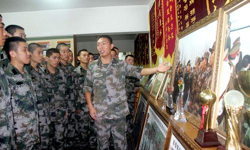 9月19日,北京衛(wèi)戍區(qū)某警備團新兵八連指導員盧可(右)組織新兵參觀團史館。新華社發(fā)(李培斌 攝)