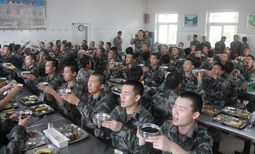 9月19日,北京衛(wèi)戍區(qū)某警備團的官兵們共慶佳節(jié)。新華社發(fā)(李培斌 攝)