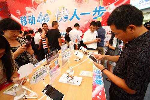 9月28日,人們?cè)隗w驗(yàn)4G手機(jī)。 當(dāng)日,中國(guó)移動(dòng)4G手機(jī)全國(guó)首發(fā)儀式在浙江杭州、寧波、溫州三地同時(shí)舉行,首批發(fā)布的4款4G手機(jī)已獲得工信部4G入網(wǎng)許可,這三個(gè)移動(dòng)4G試點(diǎn)城市的市民可搶先一步嘗鮮體驗(yàn)4G手機(jī)。 新華社發(fā)(張培堅(jiān) 攝)