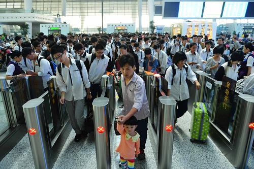 9月30日,旅客在杭州鐵路東站進(jìn)站乘車。新華社發(fā)(龍巍 攝)