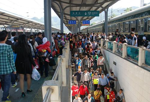 9月30日,旅客在貴州凱里火車站排隊(duì)出站。新華社發(fā)(姜澤鵬 攝)