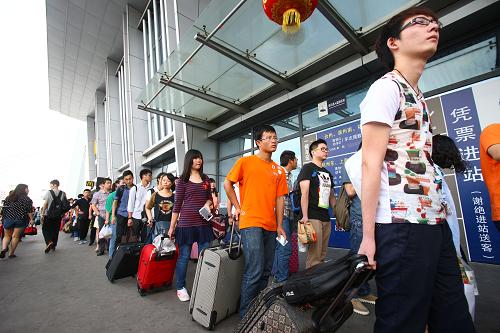 9月30日,在寧波火車東站,旅客排隊(duì)進(jìn)入候車室。新華社發(fā)(張培堅(jiān) 攝)