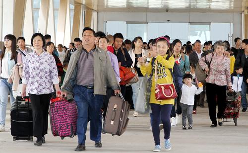 9月30日,旅客在安徽銅陵火車站進(jìn)站乘車。新華社發(fā)(過仕寧 攝)