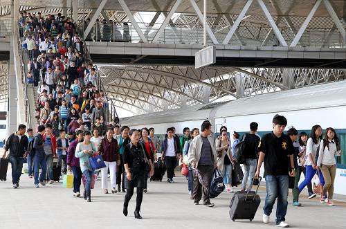 9月30日,大批旅客在安徽銅陵火車站進(jìn)站乘車。新華社發(fā)(過仕寧 攝)