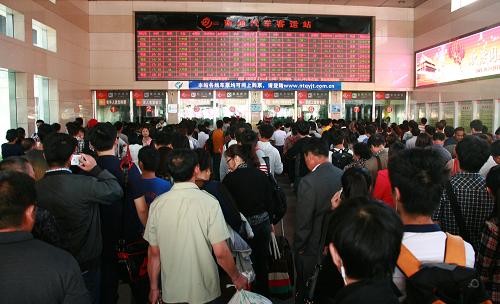 9月30日,江蘇南通汽車客運(yùn)站售票大廳內(nèi)人流如潮。新華社發(fā)(崔根元 攝)