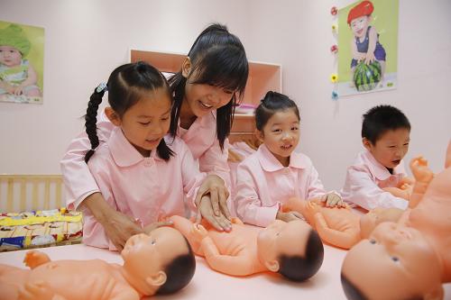9月30日,江西省九江市雙峰小學(xué)廬山區(qū)校區(qū)的小學(xué)生在體驗(yàn)嬰兒護(hù)理。當(dāng)日,江西省九江市雙峰小學(xué)廬山區(qū)校區(qū)開展職業(yè)“角色扮演”走進(jìn)小學(xué)課堂活動。小學(xué)生們來到“IDO夢想城”,通過扮演警察、記者、護(hù)理員、攝影模特、消防員等職業(yè)角色,體驗(yàn)各行各業(yè)的辛苦和樂趣。新華社發(fā)(張海巖 攝)