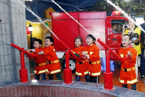 9月30日,江西省九江市雙峰小學(xué)廬山區(qū)校區(qū)的小學(xué)生在體驗(yàn)消防員滅火。新華社發(fā)(張海巖 攝)