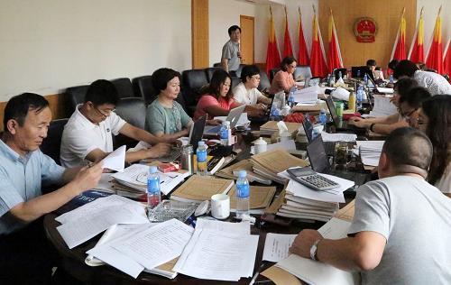 內(nèi)蒙古自治區(qū)人民檢察院派出的專家組對呼和浩特市人民檢察院2012年以來所辦案件進行復查(8月7日攝)。今年7月下旬至8月初,內(nèi)蒙古自治區(qū)檢察系統(tǒng)在學習實踐黨的群眾路線教育活動過程中,針對近年來全區(qū)檢察機關(guān)自偵大案要案比例較低、干警辦案質(zhì)量與先進地區(qū)差距較大、群眾滿意度不高等問題,決定深入開展問題大排查。于是,確定了對各方面工作走在全區(qū)前列的呼和浩特市人民檢察院和“全國模范檢察院”呼和浩特市新城區(qū)人民檢察院,作為首批抽樣評估對象。經(jīng)過一周的緊張工作,共審查案件1296件,查閱卷宗1361冊、工作資料5152份,審看辦案同步錄像75盤。最終,發(fā)現(xiàn)大大小小辦案瑕疵2453處。新華社記者 賈立君 攝
