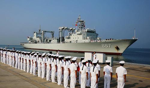 10月5日,海軍第十四批護(hù)航編隊(duì)微山湖艦駛?cè)胲姼?,官兵列?duì)迎接。當(dāng)日,執(zhí)行第十四批護(hù)航任務(wù)的微山湖艦靠泊海南三亞。今年2月16日,中國海軍第十四批護(hù)航編隊(duì)駛離母港青島,于3月中旬抵達(dá)亞丁灣并開始執(zhí)行護(hù)航任務(wù)。在逾半年的時間里,護(hù)航編隊(duì)共完成了63批次181艘中外船舶的護(hù)航任務(wù)。新華社發(fā)(袁永東 攝)