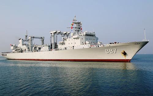 10月5日,海軍第十四批護(hù)航編隊(duì)微山湖艦駛?cè)胲姼?。新華社發(fā)(袁永東 攝)
