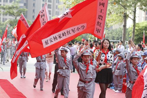 10月13日,“習(xí)仲勛紅軍小學(xué)”等15所紅軍小學(xué)師生代表步入授旗授牌儀式現(xiàn)場(chǎng)。新華社發(fā)(劉長(zhǎng)龍 攝)