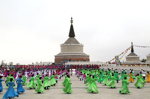 10月13日,人們在內蒙古自治區(qū)阿拉善盟左旗營盤山的敖包廣場跳舞。當日是重陽節(jié),也是我國第一個法定的老年節(jié)。在阿拉善盟左旗營盤山的敖包廣場上,當地的老年農牧民舞蹈愛好者身穿民族服飾,和青年人一起唱歌跳舞,歡度佳節(jié)。新華社發(fā)(王振 攝)