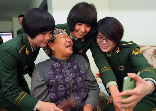10月13日,武警邊防部隊烏魯木齊指揮學校的學員們與77歲老人楊秀蓮老人聊天。當日,武警邊防部隊烏魯木齊指揮學校的學員們來到烏魯木齊天山區(qū)大灣北路76歲的孤寡老人阿依孜木汗·艾依蓋爾和身患尿毒癥的77歲老人楊秀蓮家,與老媽媽們共同歡度重陽節(jié)。學員們?yōu)槔先怂蛠砹斯?jié)日禮物,表演了文藝節(jié)目。新華社記者 趙戈 攝
