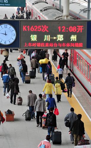 10月13日,旅客在寧夏銀川火車站進(jìn)站上車。新華社記者 彭昭之 攝