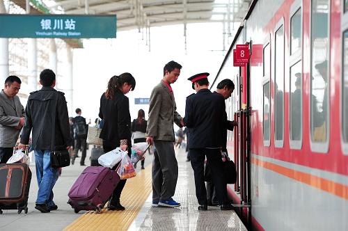 10月13日,旅客在寧夏銀川火車站進(jìn)站上車。新華社記者 彭昭之 攝