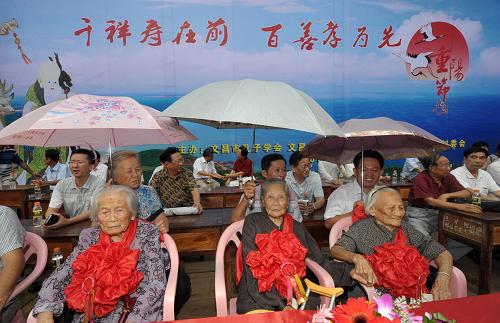 10月13日,在海南省文昌市東路鎮(zhèn),105歲壽星云英(前左),百歲壽星陳同花(前中)、曾芳梅獲得紫貝壽星的稱號。當日是農歷九月初九,千余位老人歡聚海南省文昌市東路鎮(zhèn),共同慶祝一年一度的重陽佳節(jié)。新華社記者 趙穎全 攝