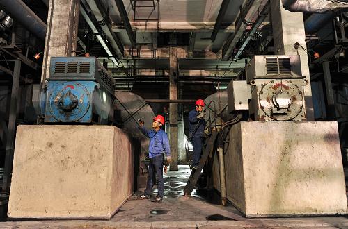 10月13日,在寧夏回族自治區(qū)銀川市熱電廠內(nèi),工人在檢查各項(xiàng)供暖設(shè)施是否正常運(yùn)轉(zhuǎn)。新華社記者 彭昭之 攝