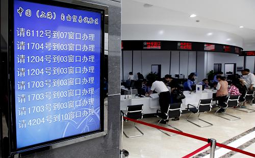 10月14日上午,眾多企業(yè)代表來到自貿(mào)區(qū)綜合服務(wù)大廳咨詢辦理業(yè)務(wù)。新華社發(fā)(徐網(wǎng)林 攝)