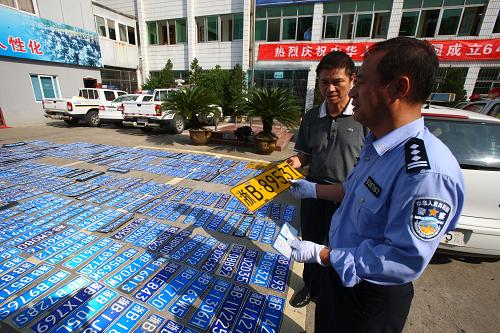 10月14日,一名市民來到浙江寧波江東交警大隊(duì)認(rèn)領(lǐng)丟失的車牌。臺(tái)風(fēng)“菲特”帶來的城市內(nèi)澇讓不少涉水汽車丟失車牌,目前,浙江省寧波市江東交警大隊(duì)保存有民警執(zhí)勤時(shí)收集和熱心群眾撿拾的車牌共779塊,截至發(fā)稿時(shí),203塊車牌已經(jīng)被失主領(lǐng)走,剩余的500多塊車牌尚在等待認(rèn)領(lǐng)。新華社發(fā)(張培堅(jiān) 攝)