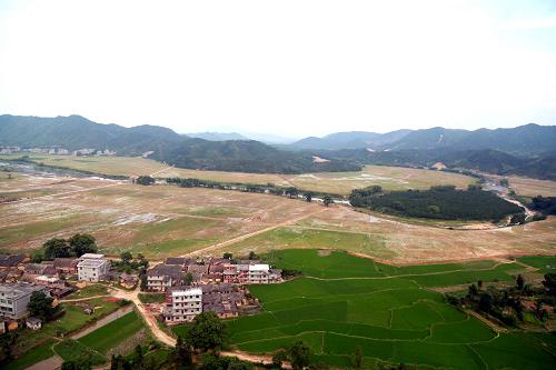 這是2013年5月21日拍攝的峽江縣羅田鎮(zhèn)古井張家抬田區(qū)景象。新華社發(fā)(曾雙全 攝)