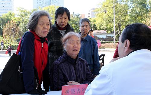 10月15日,空軍航空醫(yī)學研究所附屬醫(yī)院醫(yī)務(wù)人員為社區(qū)居民義診。10月13日至19日,空軍航空醫(yī)學研究所附屬醫(yī)院開展“服務(wù)百姓健康行動”義診活動,組織醫(yī)療小分隊,分別到北京紫竹院街道廠洼社區(qū)、紫竹院車道溝南里社區(qū)、紫竹院街道車道溝社區(qū)、紫竹院街道廠洼二社區(qū)進行義診。活動期間,院內(nèi)每天安排兩個專業(yè)開展義診活動,包括普通外科、骨科、泌尿外科、心內(nèi)科、呼吸內(nèi)科、婦產(chǎn)科等。新華社發(fā)(徐婧茹 攝)