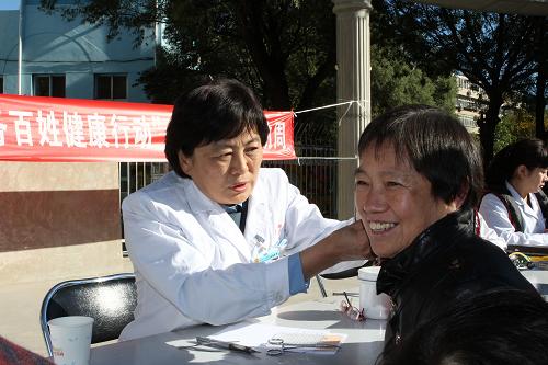 10月15日,空軍航空醫(yī)學研究所附屬醫(yī)院醫(yī)務(wù)人員為社區(qū)居民義診。新華社發(fā)(林年香 攝)
