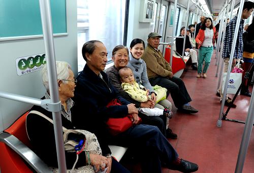 10月16日,蘇滬兩地乘客乘坐我國首條跨省地鐵。新華社記者 劉巍巍 攝