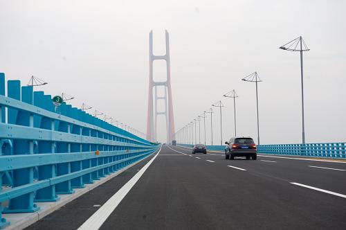 10月28日,車輛行駛在九江長江二橋上。新華社記者 胡晨歡 攝