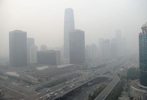 10月28日下午,北京東三環(huán)國貿(mào)橋附近的建筑籠罩在霧霾中。新華社記者 羅曉光 攝