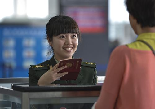10月29日,烏魯木齊邊檢站邊檢員在核驗(yàn)出境旅客護(hù)照。當(dāng)日,烏魯木齊市委、市政府在新疆邊防武警總隊(duì)烏魯木齊邊防檢查站舉行授稱儀式,授予烏魯木齊邊防檢查站“空港模范邊防檢查站”榮譽(yù)稱號(hào),同時(shí)宣布公安部為烏魯木齊邊防檢查站記集體二等功的表彰決定。烏魯木齊邊防檢查站成立于1973年11月,隸屬于新疆公安邊防總隊(duì),擔(dān)負(fù)著烏魯木齊國(guó)際機(jī)場(chǎng)口岸與16個(gè)國(guó)家(地區(qū))29條國(guó)際航線的客、貨航班的出入境邊防檢查任務(wù)。新華社記者 江文耀 攝