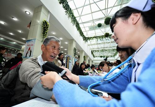 10月30日,一名醫(yī)護(hù)人員在義診現(xiàn)場給患者測量血壓。當(dāng)日為第八個(gè)“世界卒中日”,青海省人民醫(yī)院組織20余名省內(nèi)神經(jīng)內(nèi)科醫(yī)師在青海省人民醫(yī)院門診大廳為高原腦卒中患者提供診療咨詢。據(jù)了解,卒中俗稱“中風(fēng)”,是由向大腦輸送血液的血管疾病引起的一種急性疾病,我國每年約有200萬人發(fā)生中風(fēng)。新華社記者 吳剛 攝