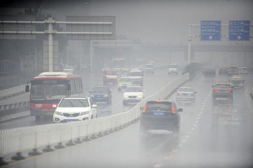 車輛在霧霾中行駛(10月30日攝)。新華社記者 郝同前 攝