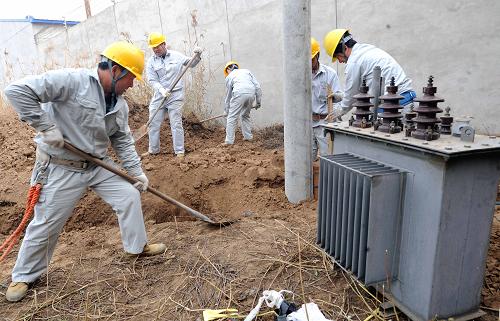 10月31日,河北廊坊大城縣電力志愿者為企業(yè)改造供電設(shè)備。新華社記者 李曉果 攝
