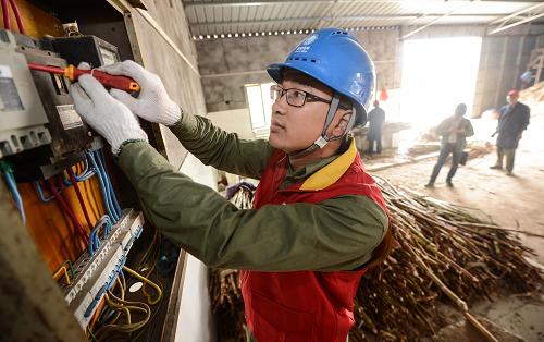 10月31日,義烏供電公司的“撥浪鼓”黨員服務(wù)隊為一家紅糖廠更換老舊開關(guān)和線路。秋日漸涼,浙江省義烏市多個鄉(xiāng)村紅糖飄香,百姓們迎來了紅糖開榨的致富季節(jié),而紅糖連續(xù)的熬制生產(chǎn)也對供電保障提出了較高要求。國網(wǎng)浙江義烏供電公司連日來派出多支“撥浪鼓”共產(chǎn)黨員服務(wù)隊,助力百姓紅紅火火的紅糖事業(yè)。服務(wù)隊對榨糖產(chǎn)業(yè)集聚區(qū)的供電線路設(shè)備開展特巡,進(jìn)入廠區(qū)檢查榨糖機(jī)的供電線路和開關(guān),及時更換老舊開關(guān)和線路,確保生產(chǎn)用電無憂。新華社記者 徐昱 攝